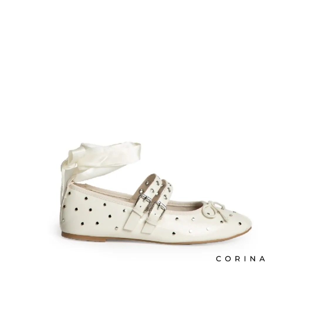 Bailarina blanca atada con tachuelas