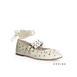 Bailarina blanca atada con tachuelas