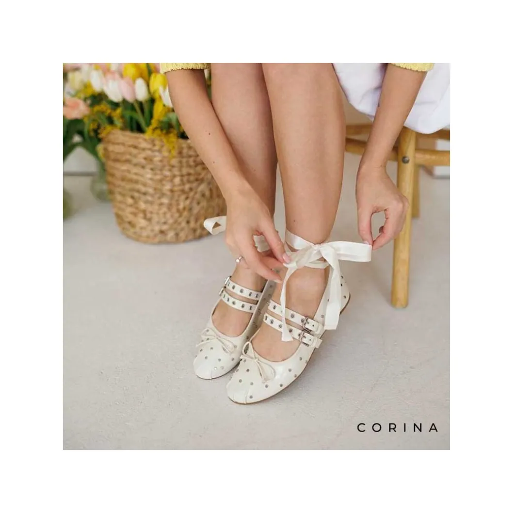 Bailarina blanca atada con tachuelas