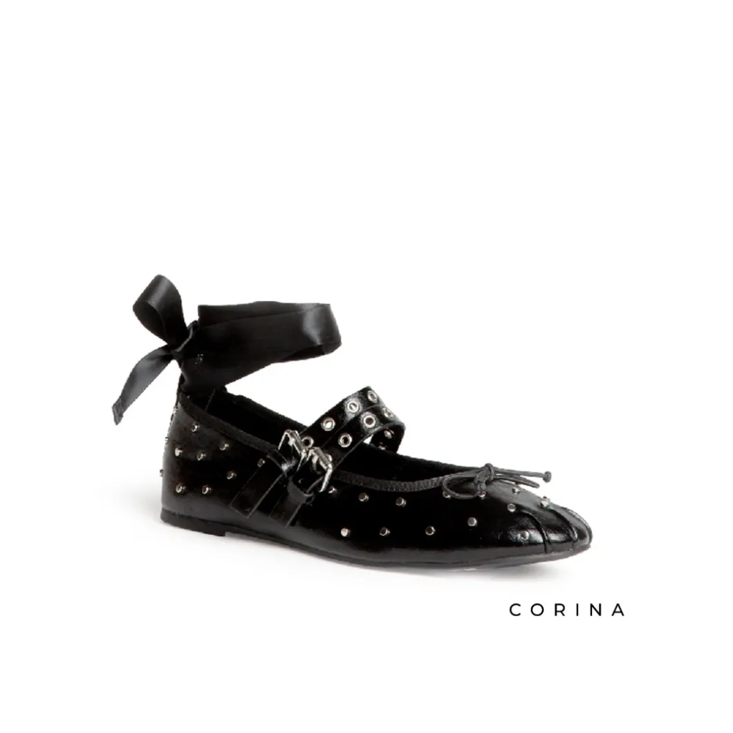 Bailarina negra atada con tachuelas