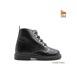 Bota de charol negra con cordones