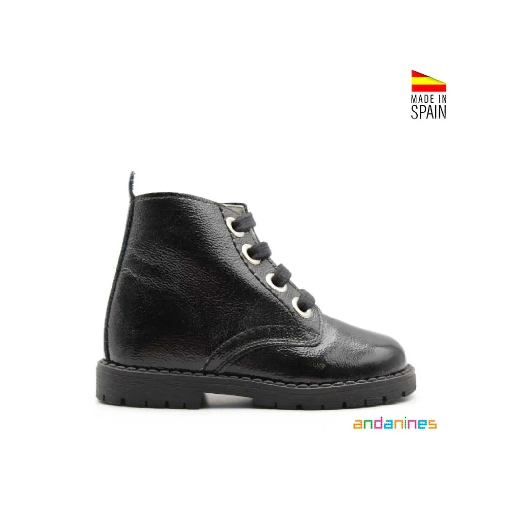 Bota de charol negra con cordones