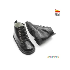 Bota de charol negra con cordones