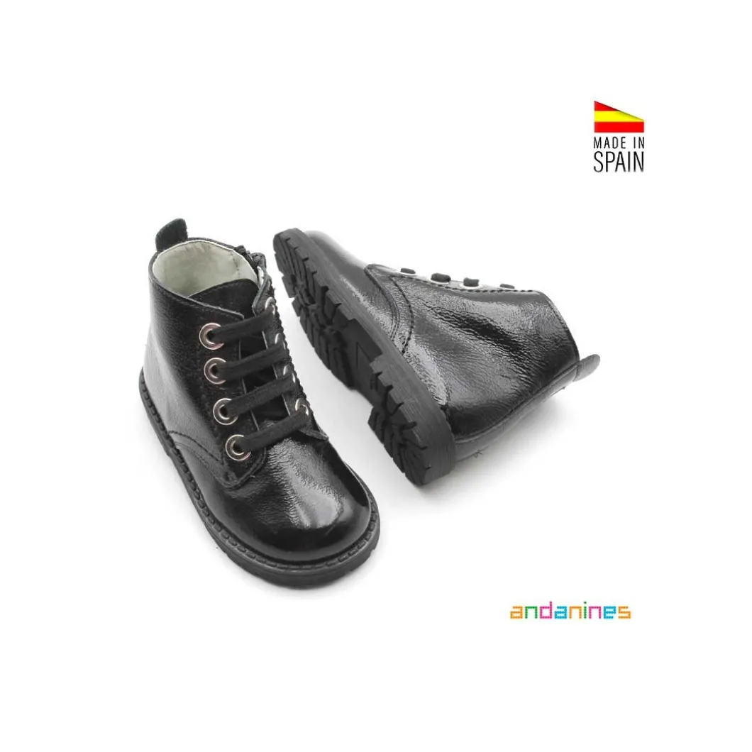 Bota de charol negra con cordones
