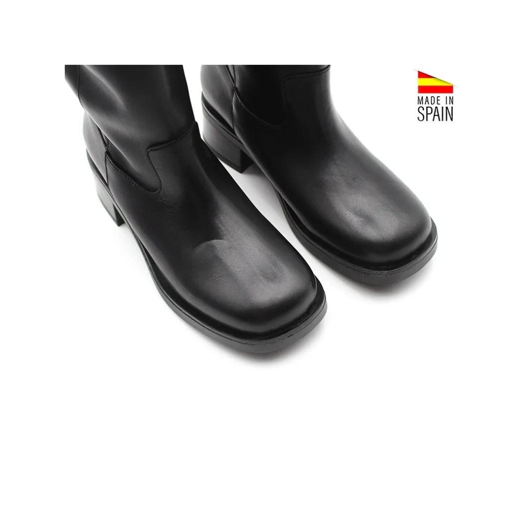 Bota media caña negra de piel
