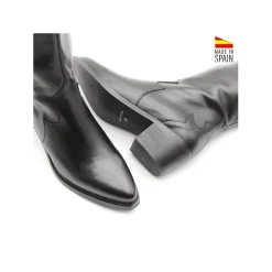 Bota negra con tacón