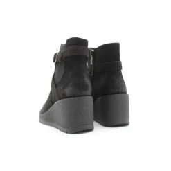 Botines cuña negros con hebilla