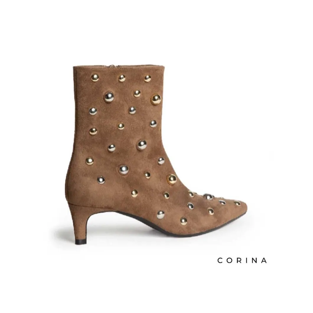 Botín camel de tacón con tachas redondas