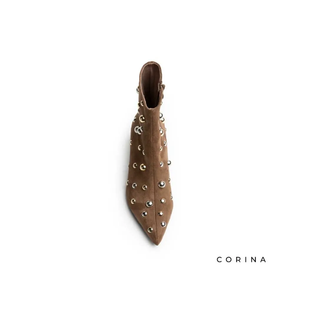 Botín camel de tacón con tachas redondas