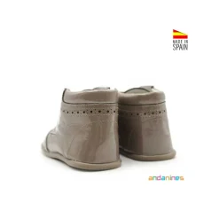 Botín charol taupe tipo ingles