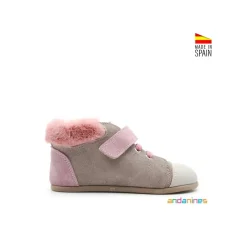 Botín gris con pelo rosa respetuoso