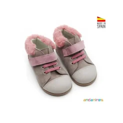 Botín gris con pelo rosa respetuoso