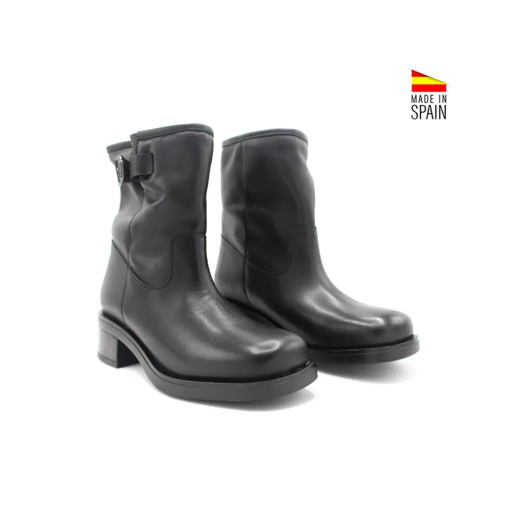 Botín negro de piel