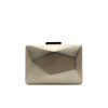 Clutch dorado forma asimétrica