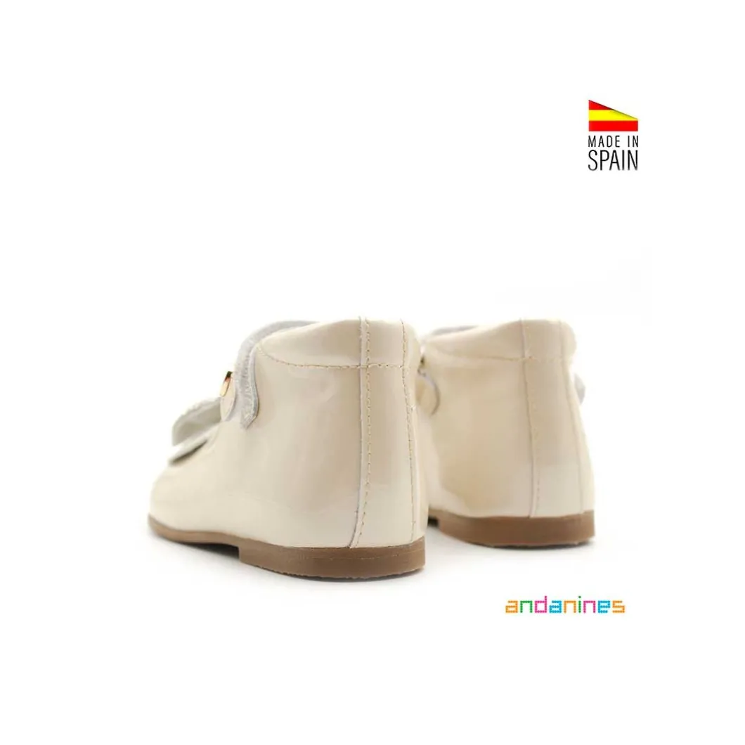 Mercedita charol beige lazo strass