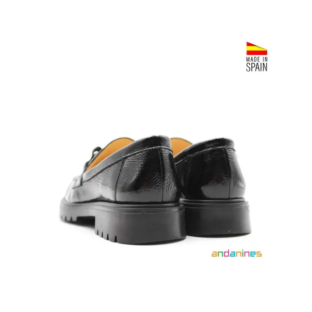 Mocasin negro de charol con cadena