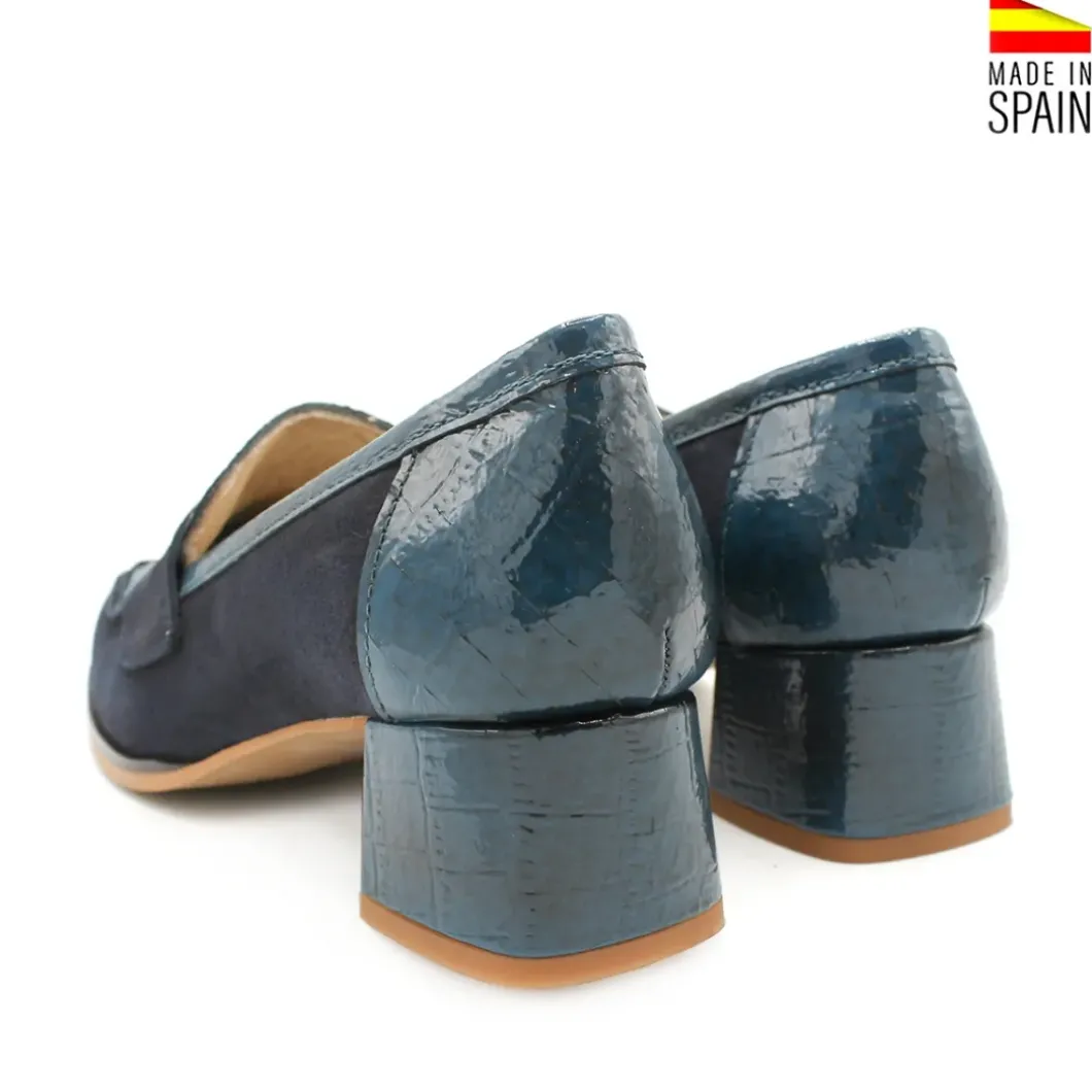 Mocasín azul marino de charol y ante con tacón