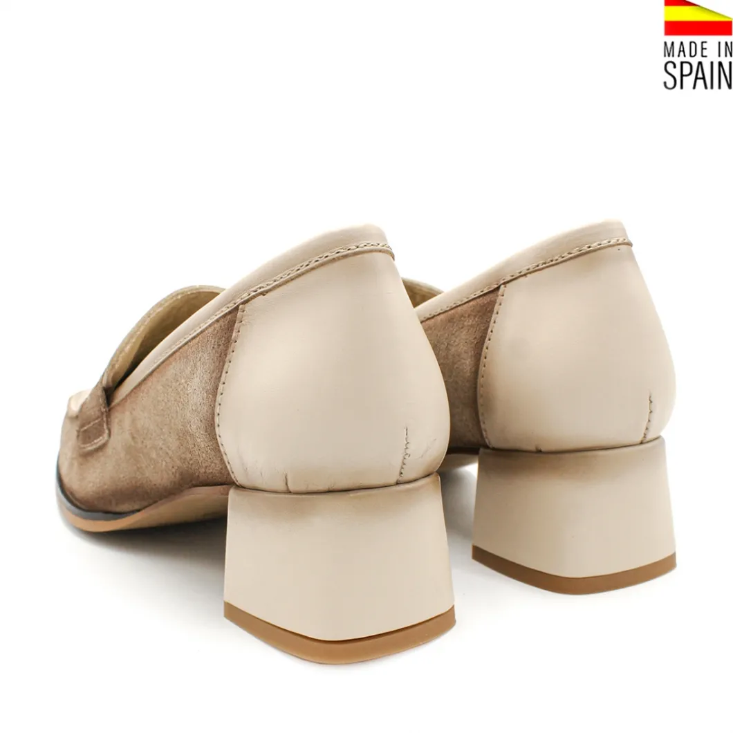 Mocasín con tacón beige de piel y ante