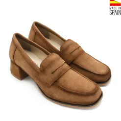 Mocasín de ante con tacón medio camel