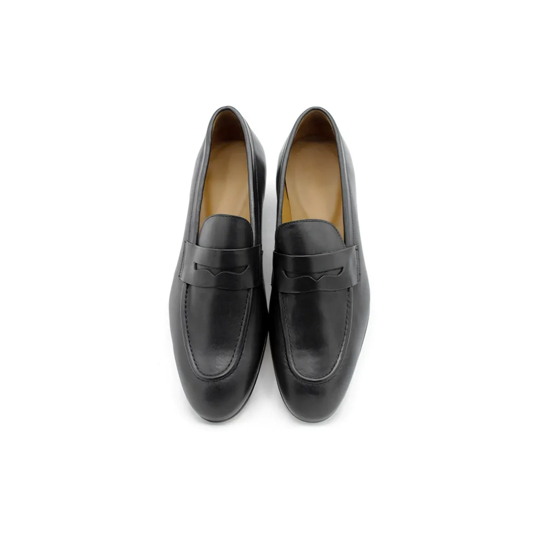Mocasín de piel negro con antifaz