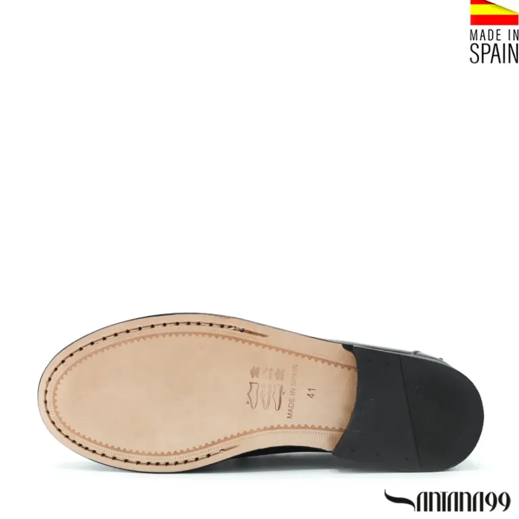 Mocasín marrón tipo castellano con borlas