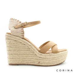 Sandalia beige con cuña alta de esparto