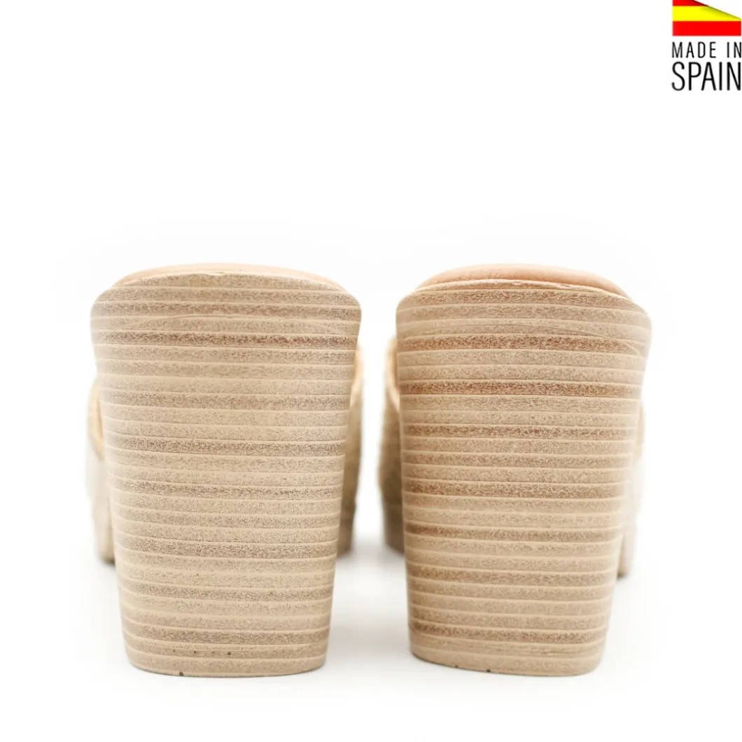 Sandalia beige con esparto y tacón