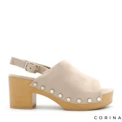 Sandalia beige con tachas y tacón madera