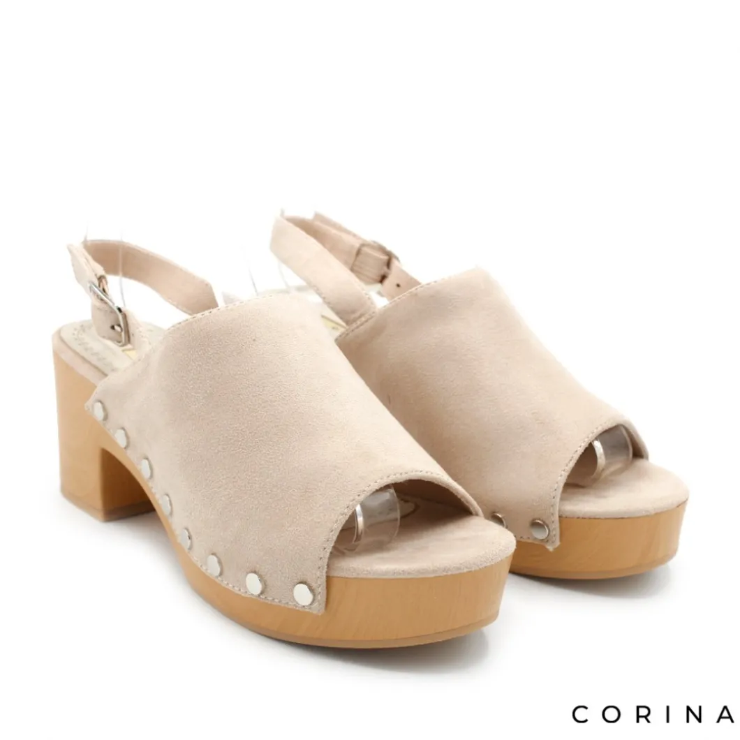 Sandalia beige con tachas y tacón madera