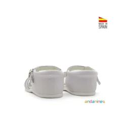 Sandalia blanca con talón cerrado