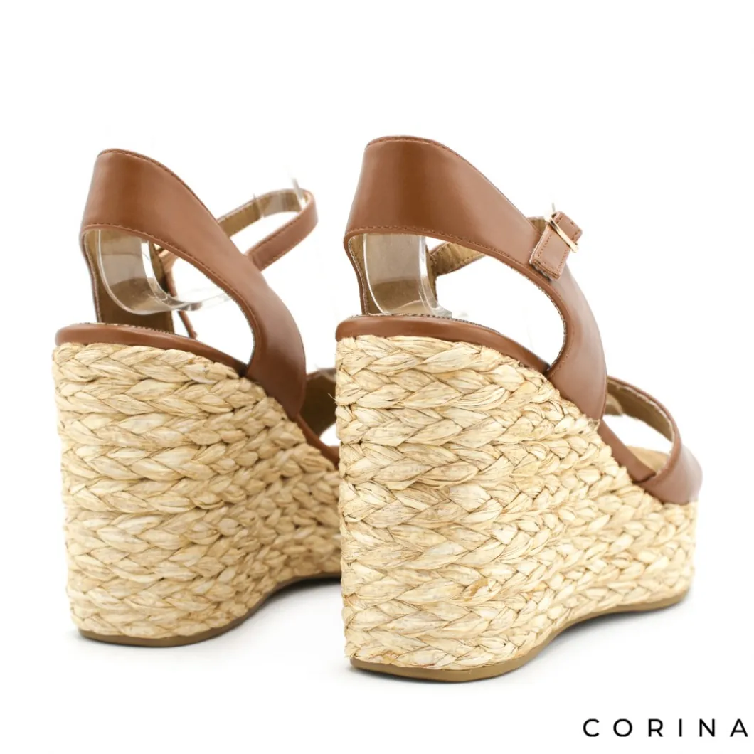 Sandalia camel con cuña alta de rafia
