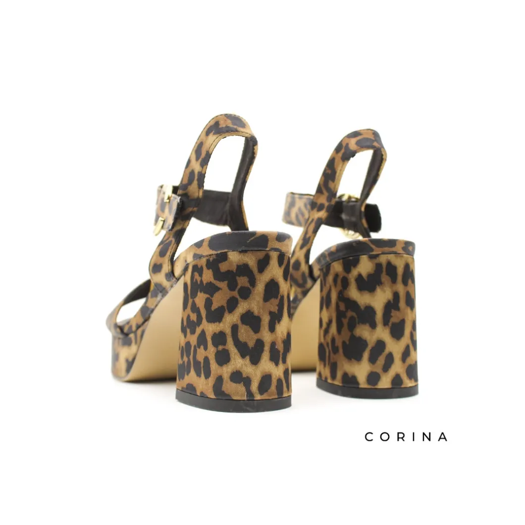 Sandalia con tacón y plataforma leopardo