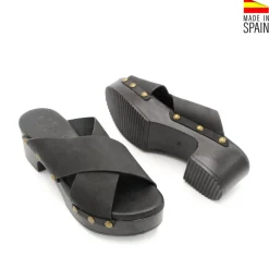 Sandalia cruzada madera tachas negra