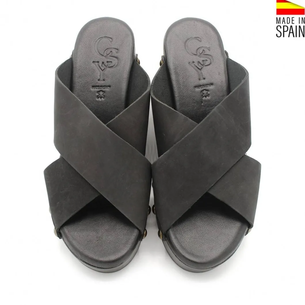 Sandalia cruzada madera tachas negra