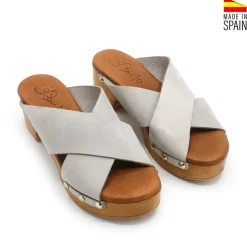 SANDALIA CRUZADA MADERA TACHAS GRIS