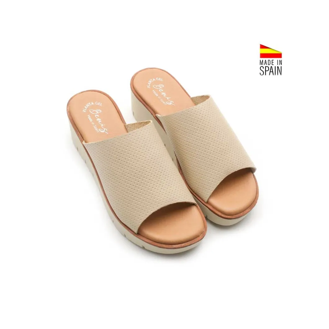 Sandalia de cuña destalonada beige