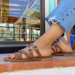 Sandalia de tiras con tachuelas cuero