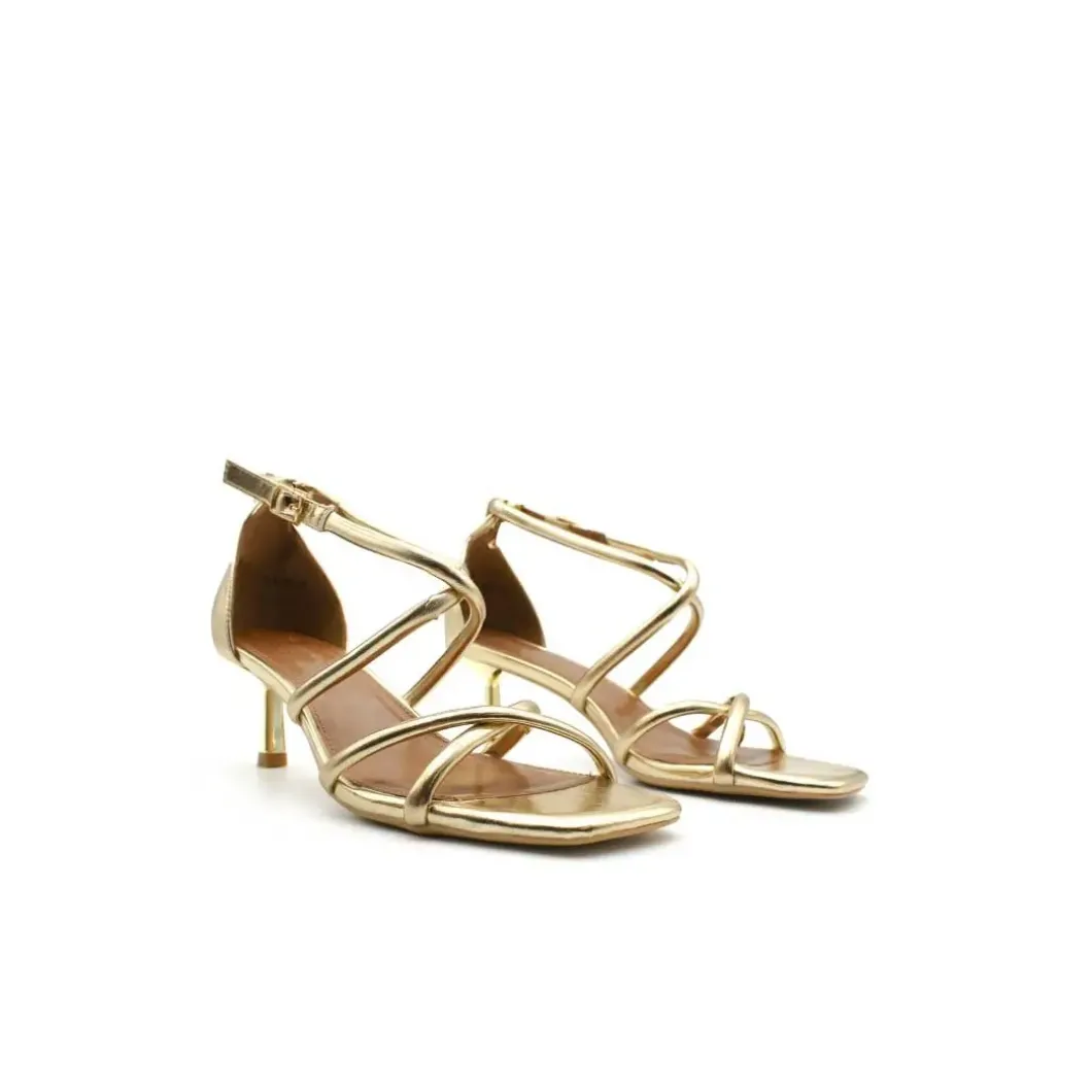 Sandalia dorada straps con tacón fino