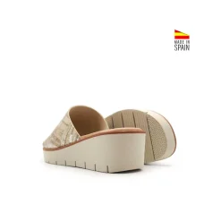 Sandalia estampada beige con cuña