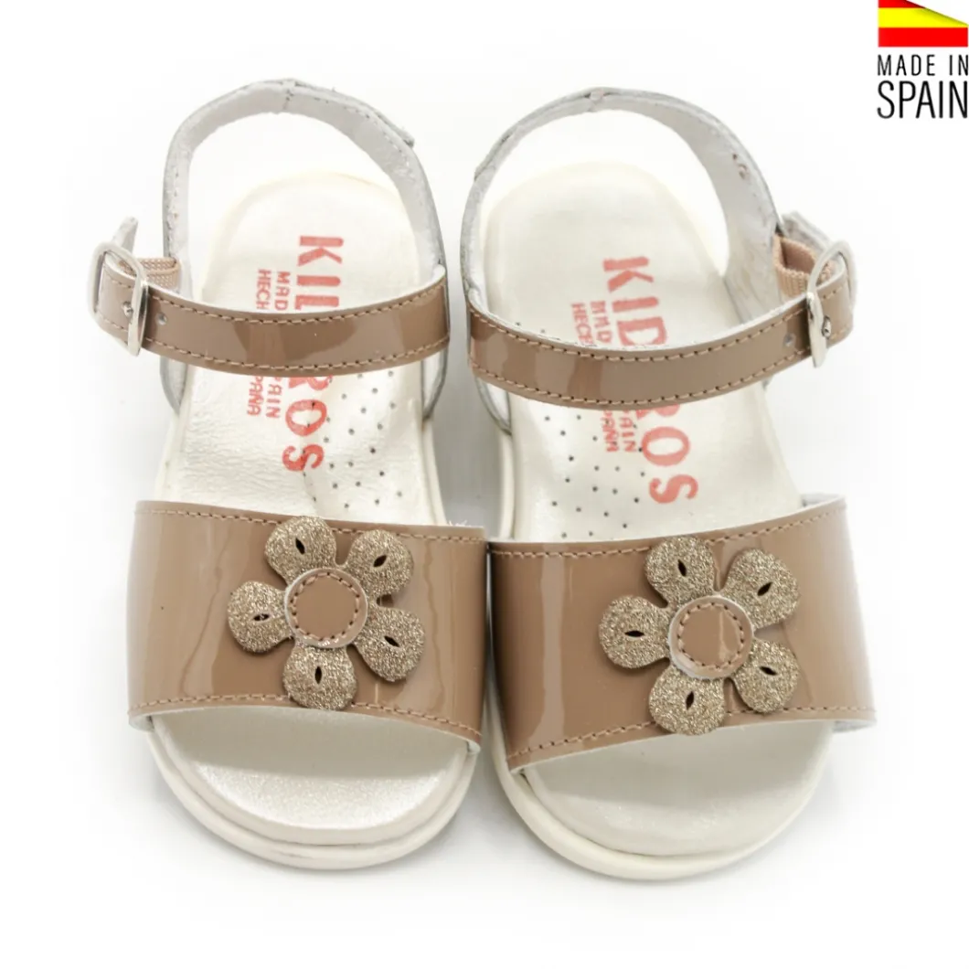 Sandalia flor taupe de charol