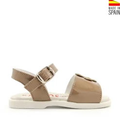 Sandalia flor taupe de charol