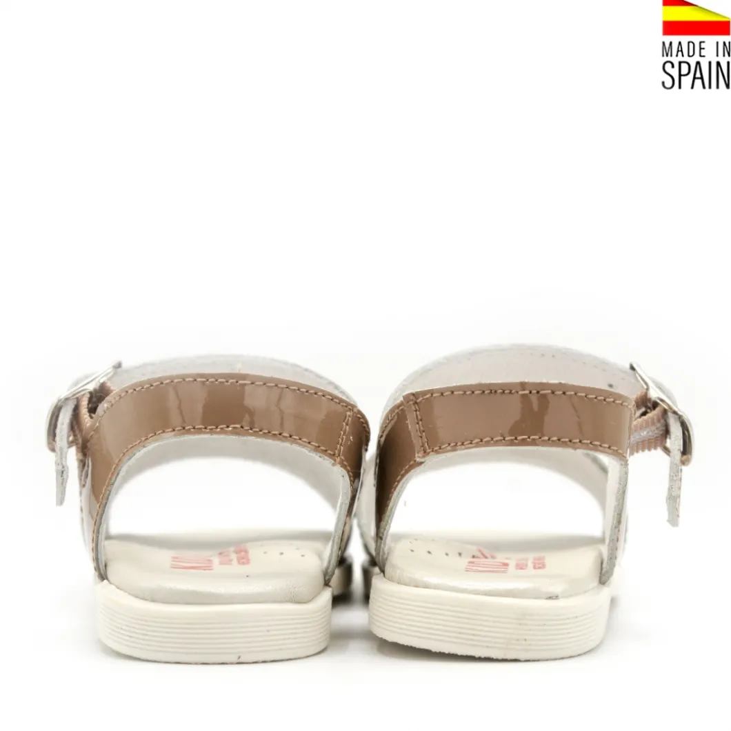 Sandalia flor taupe de charol