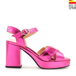 Sandalia fucsia con tacón y plataforma