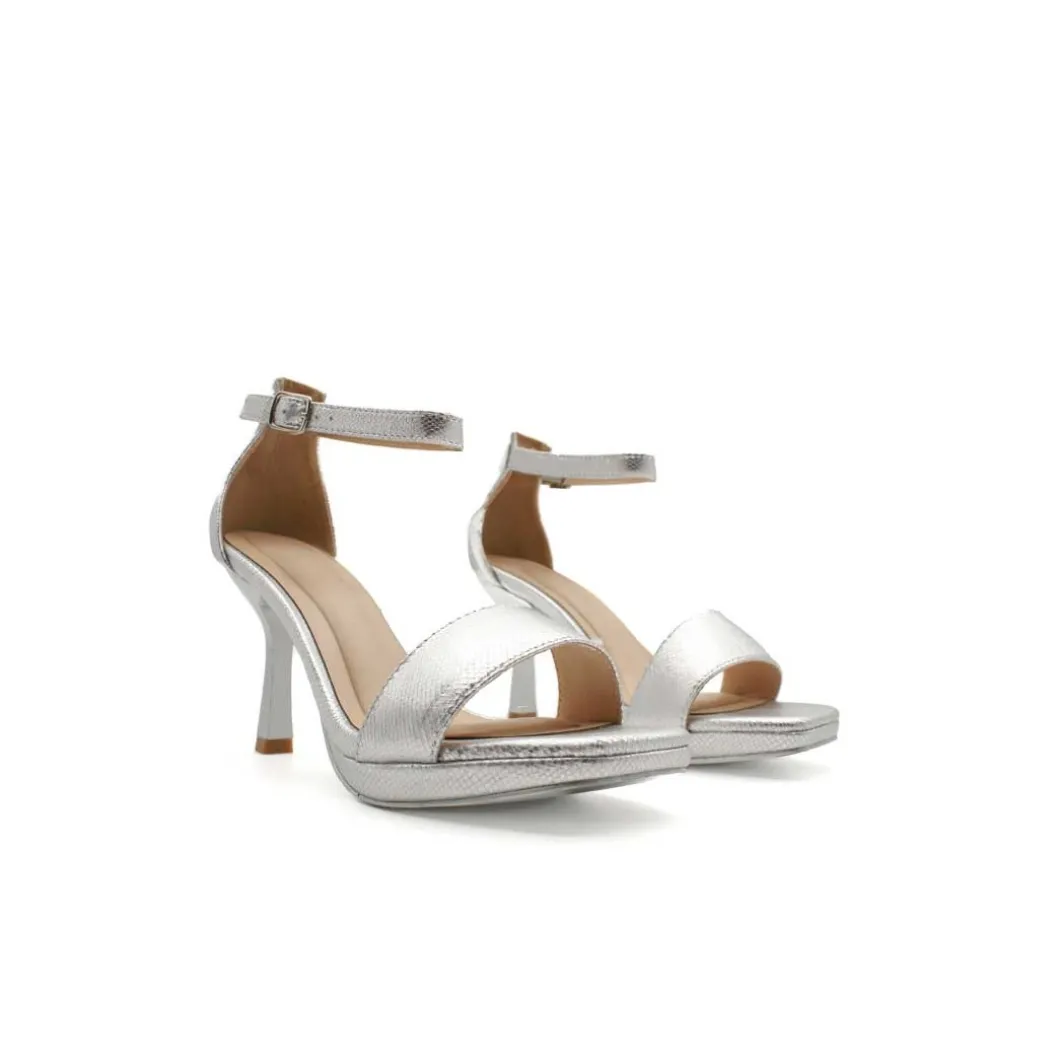 Sandalia glam plateada con tacón fino alto