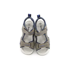 Sandalia gris estilo deportiva con velcros
