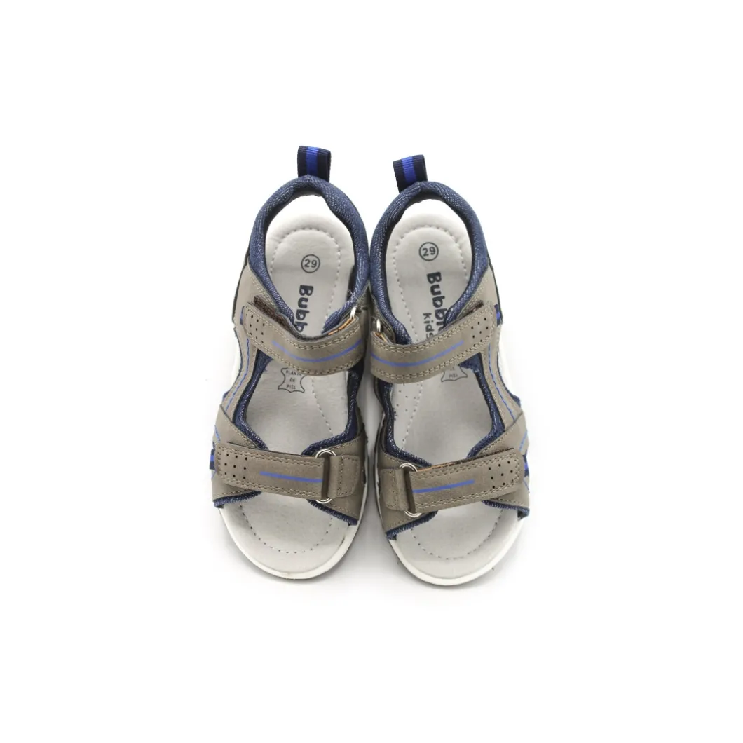 Sandalia gris estilo deportiva con velcros