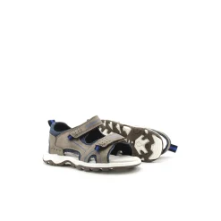 Sandalia gris estilo deportiva con velcros