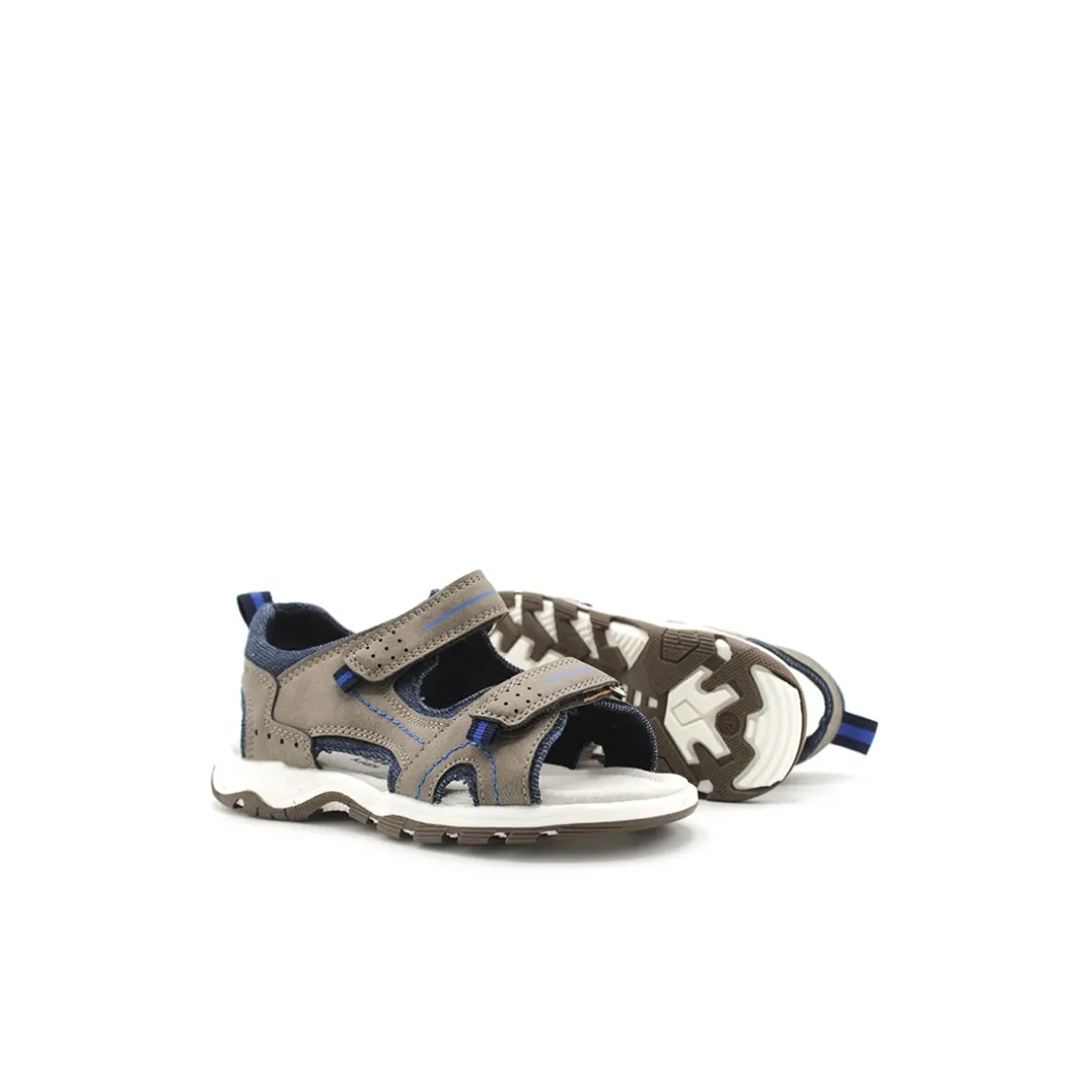 Sandalia gris estilo deportiva con velcros