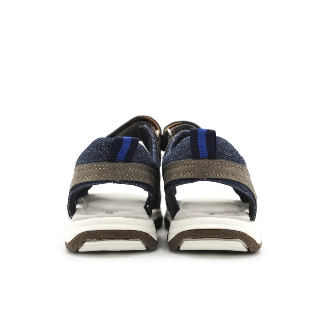 Sandalia gris estilo deportiva con velcros