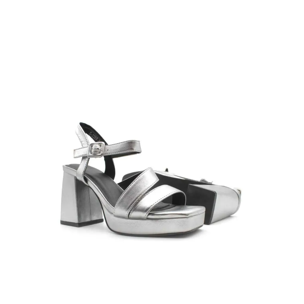 Sandalia metallic glow plata con plataforma